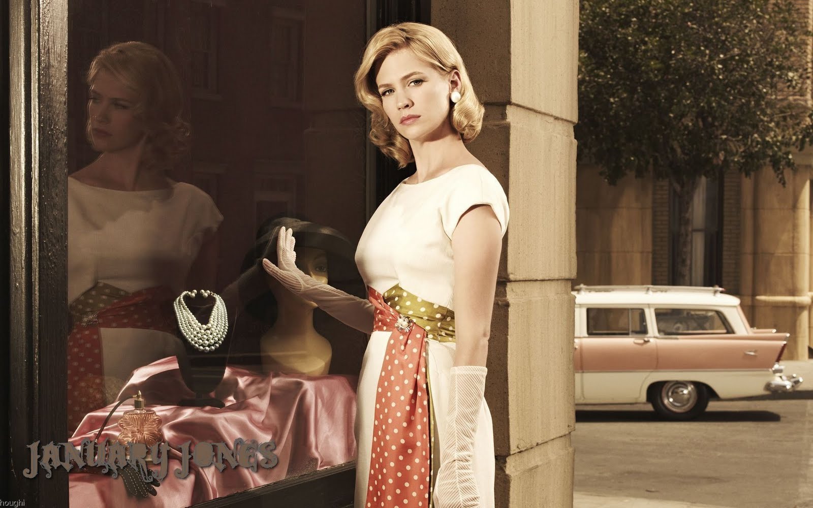 http://3.bp.blogspot.com/-SqIyt0wQxXk/TfrUQ0UL6XI/AAAAAAAAAeU/wckz98as-Sk/s1600/january_jones_20091211_0980.jpg