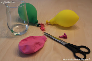 DIY: kleine Tischdekoration schnell selber machen mit Luftballons und Gartenblumen - bunte Luftballon-Vasen