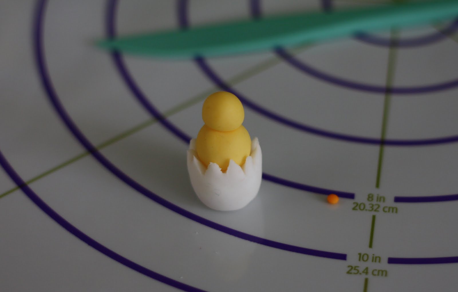 bccakes How to make a Fondant Chick to decorate your Easter cupcakes...