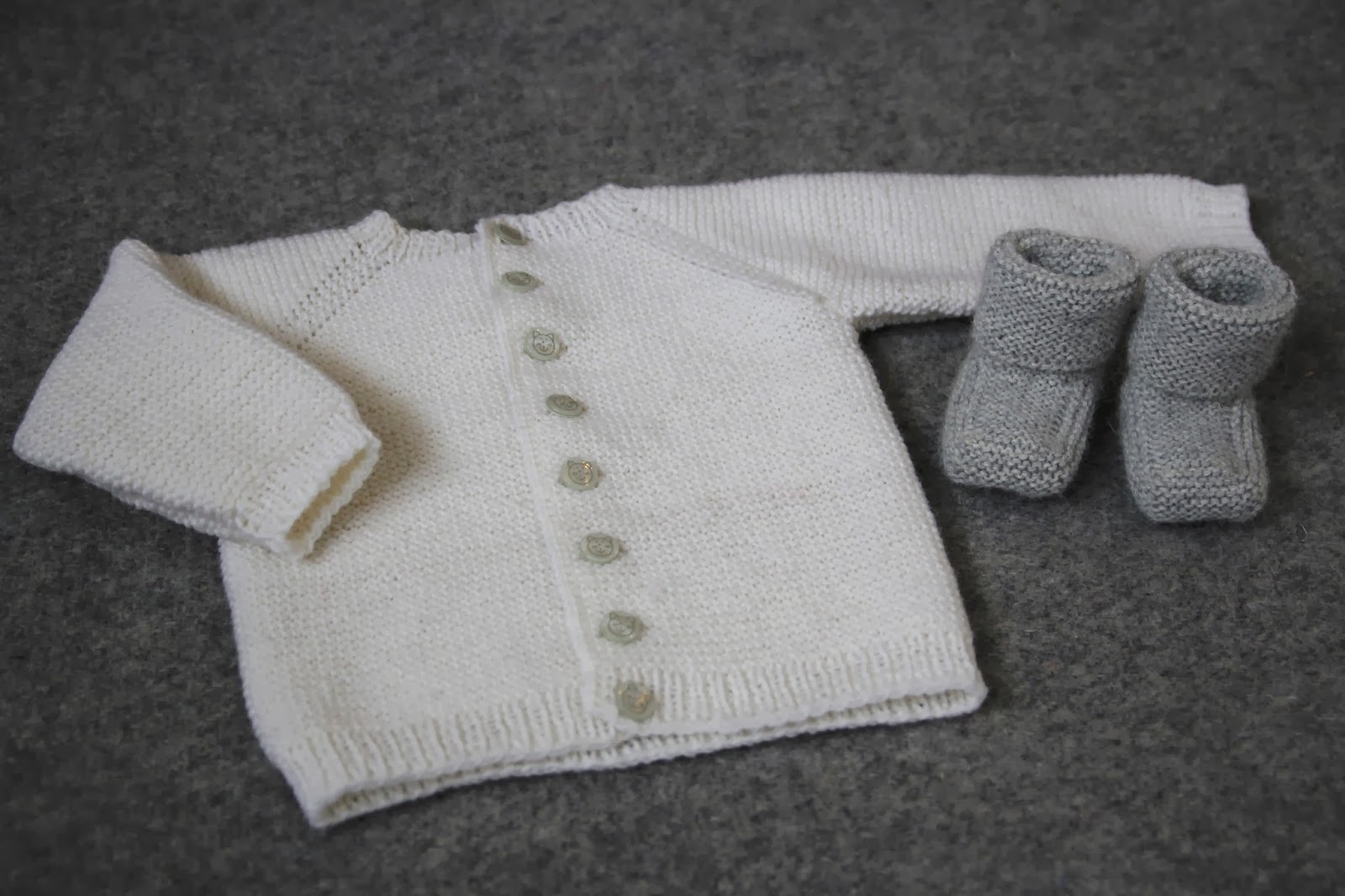 Bilde Av En Baby I En Baby Shower Sweater