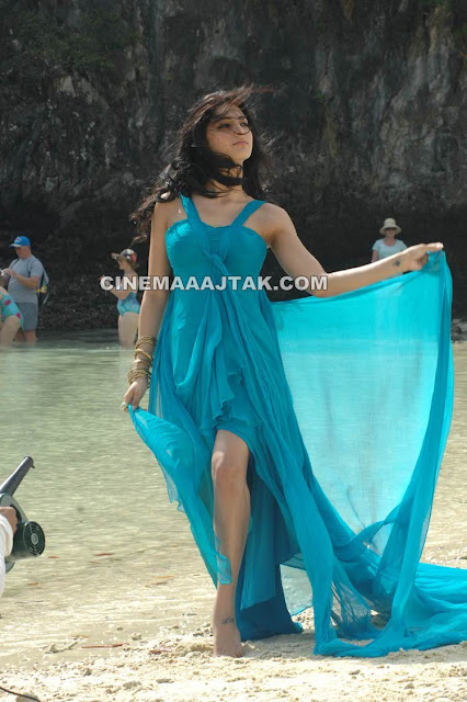 Shruti Haasan 7Aum Arivu Still1 - Shruti Haasan Hot Pics in Blue Dress 7Aum Arivu Movie 