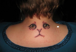 Tatuaje de la cara de un gato en la nuca