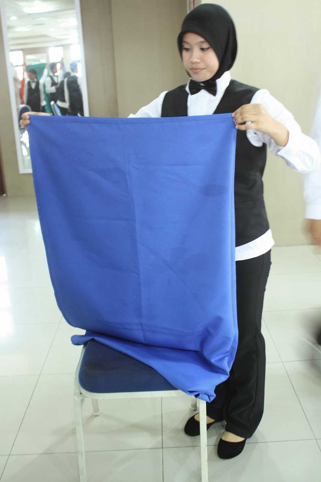 FOOD AND BEVERAGE ESQUINA How To Folding Table Cloth