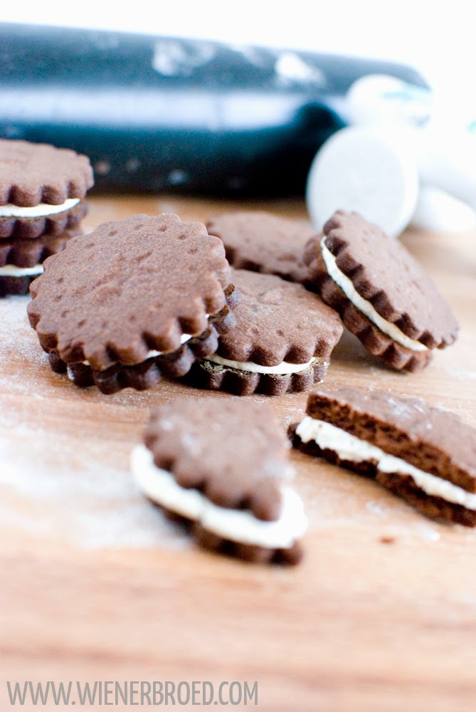 Schokokekse mit Vanillecreme, quasi selbstgemachte Oreos, Schokoladen-Doppelkekse mit Vanille-Buttercreme / Double chocolate cookies with vanilla cream filling [wienerbroed.com]