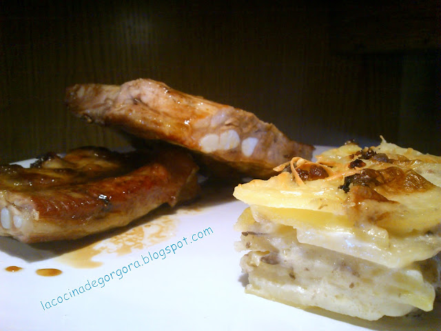 Costillas Asadas A La Miel Con Patatas Graten.