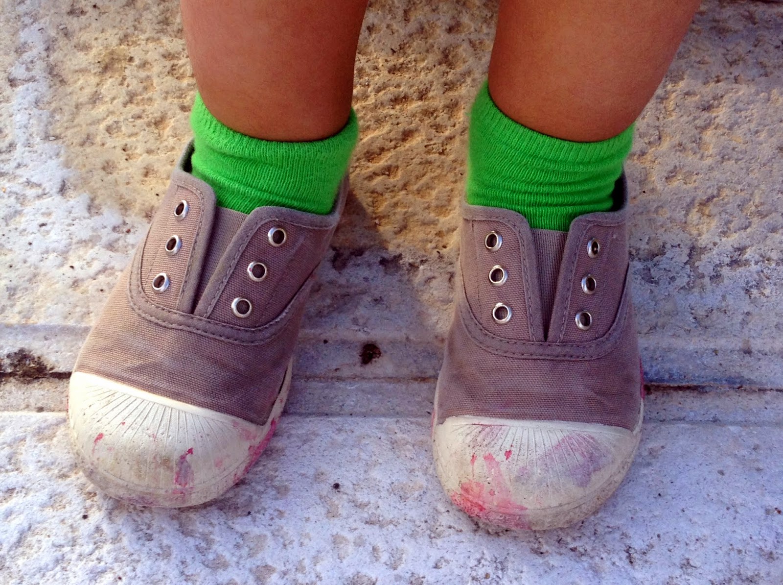 Zapatillas de loneta con puntera de goma sucias con manchas de mora