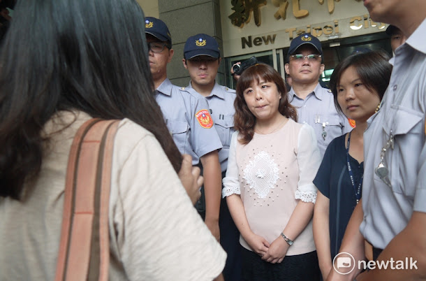 大觀社區居民原本要講述自己家的狀況,但是,一開口就哽咽、眼眶泛紅流淚,完全無法發言。 大觀社區居民原本要講述自己家的狀況,但是,一開口就哽咽、眼眶泛紅流淚,完全無法發言。
