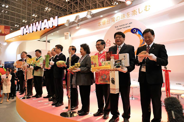 屏東縣長潘孟安親自領軍18間特色廠商,行銷屏東農特產品,前進全球三大食品展之一的東京國際食品展以日本東京食品展為海外第一站,接下來更要遠征中東,放眼國際,讓屏東縣內的農特產品站上世界舞台。 屏東縣長潘孟安親自領軍18間特色廠商,行銷屏東農特產品,前進全球三大食品展之一的東京國際食品展以日本東京食品展為海外第一站,接下來更要遠征中東,放眼國際,讓屏東縣內的農特產品站上世界舞台。