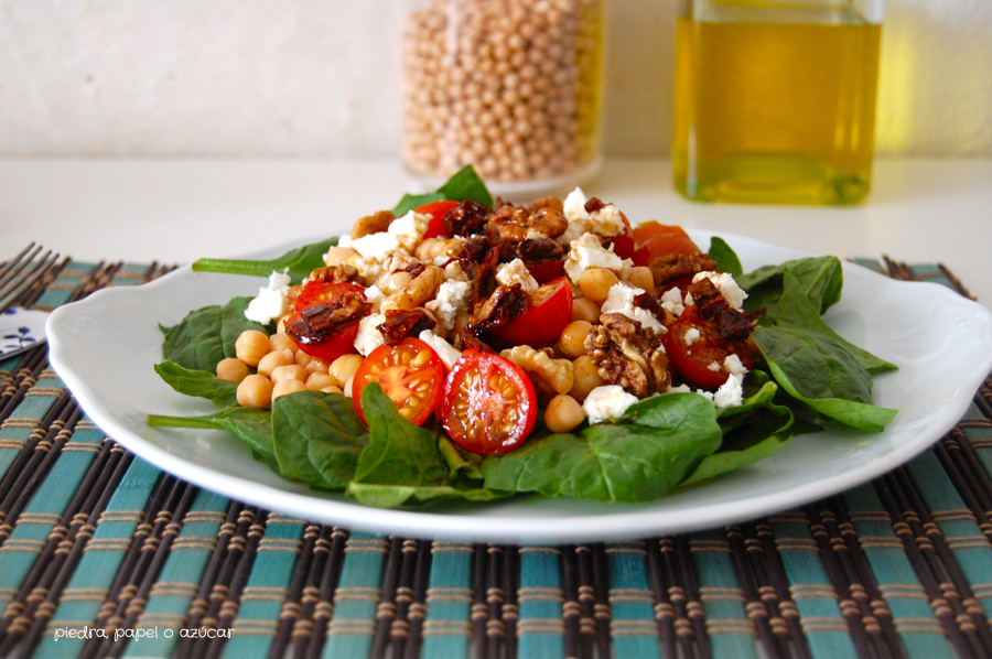 Ensalada de garbanzos, espinacas y queso feta Piedra, papel o azúcar