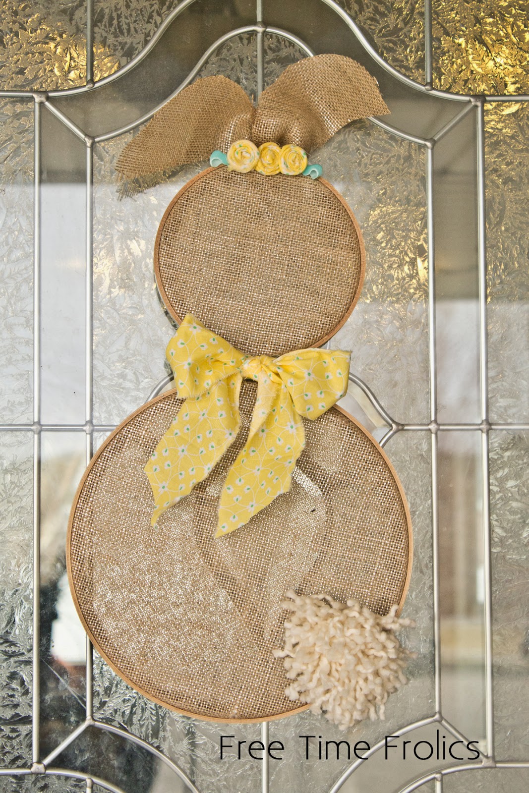 Embroidery hoop bunny with burlap www.freetimefrolics.com Embroidery hoop bunny with burlap www.freetimefrolics.com