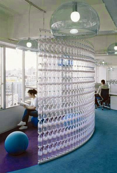 ECOMANIA BLOG: Instalaciones con Botellas de Plástico