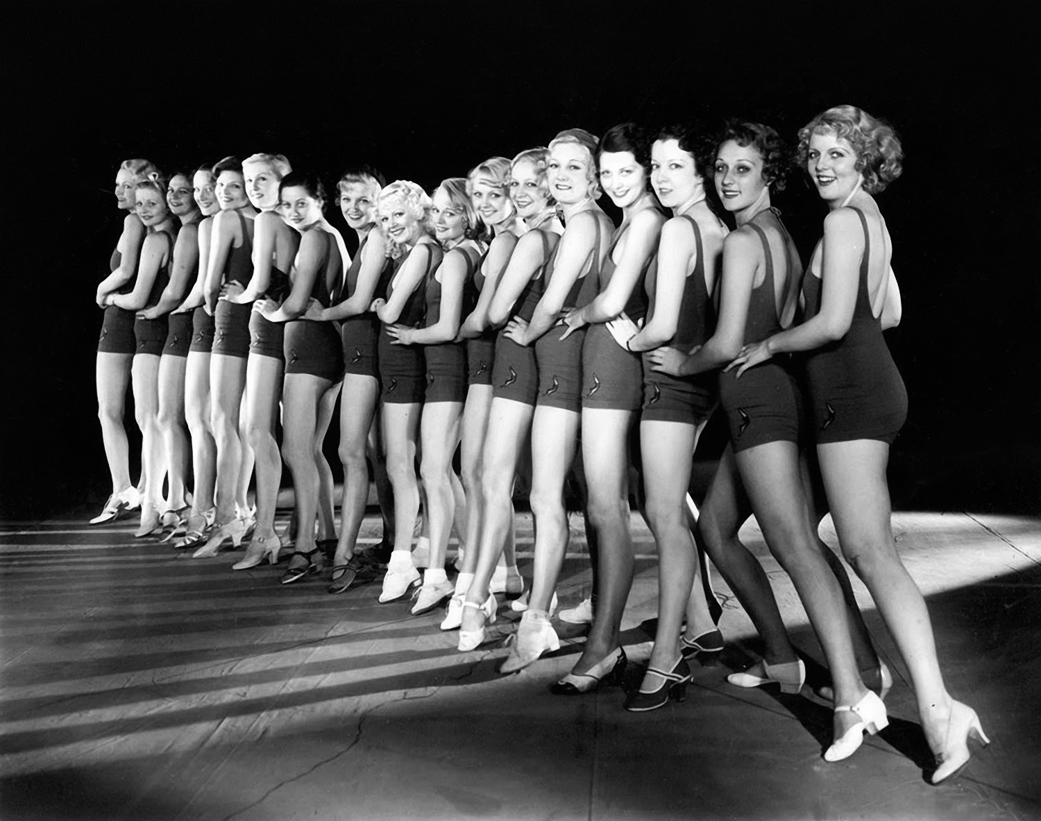 14 Beautiful Black and White Photos of Chorus Girls from the 1910s and