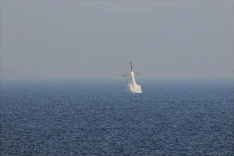 صور جديدة لاختبار الهند للصاروخ فائق السرعة براهموس India+Tests+Submarine+Launched+Supersonic+BrahMos+cruise+Missile+(1)