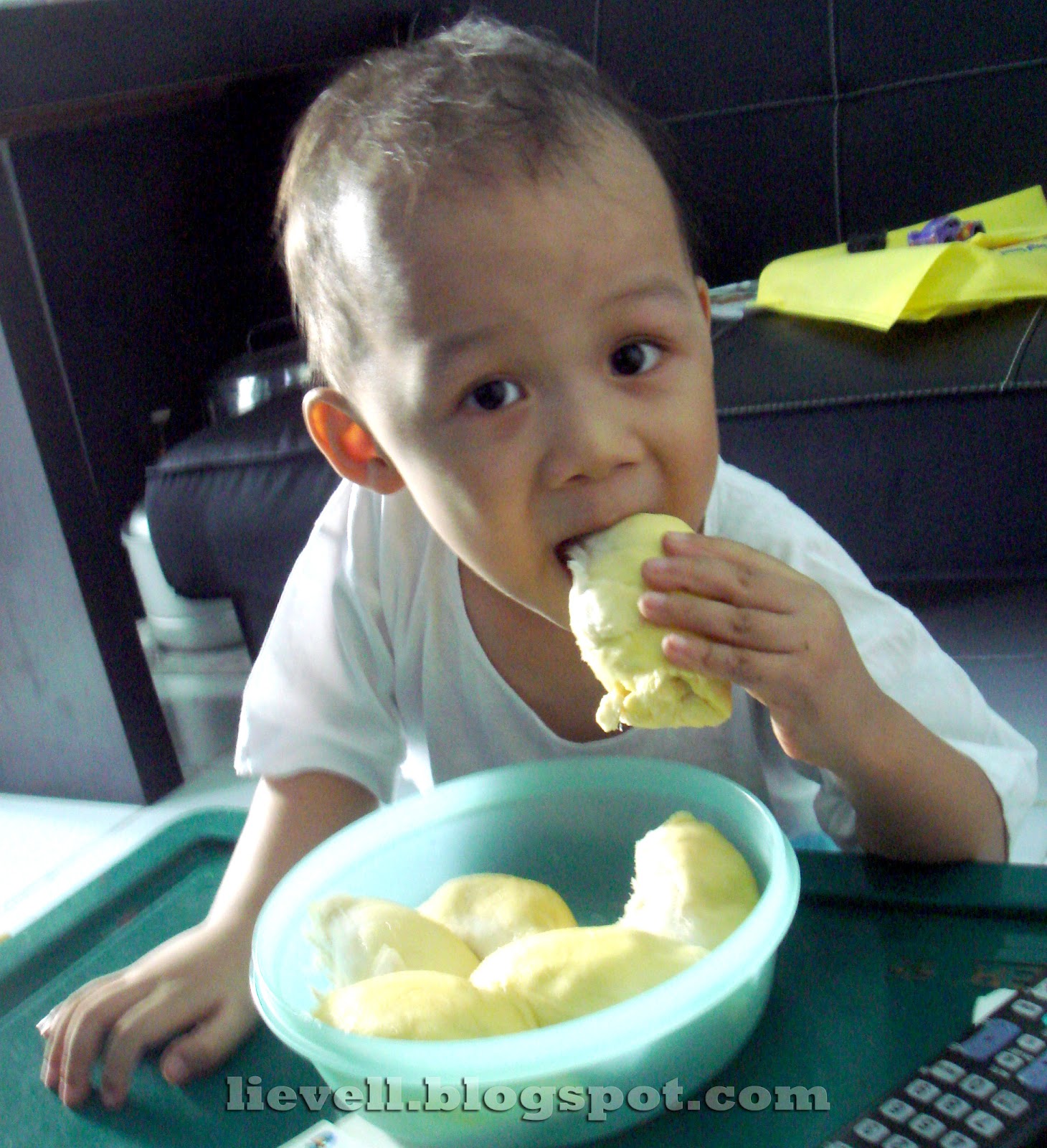 Simply-hood: Miscellaneous : Eating Durian