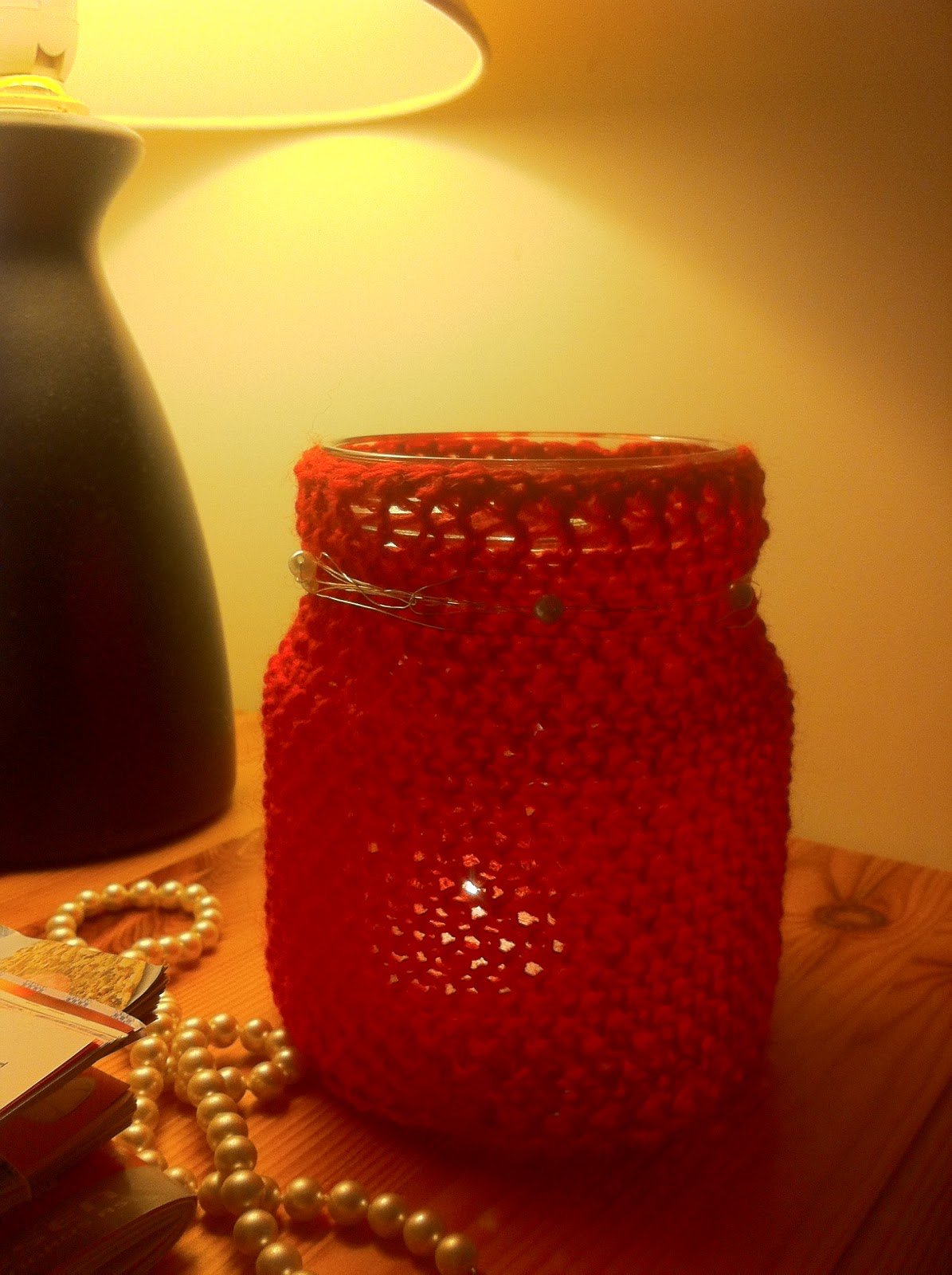 Bilde Av Lyslykter I En Bokhylle