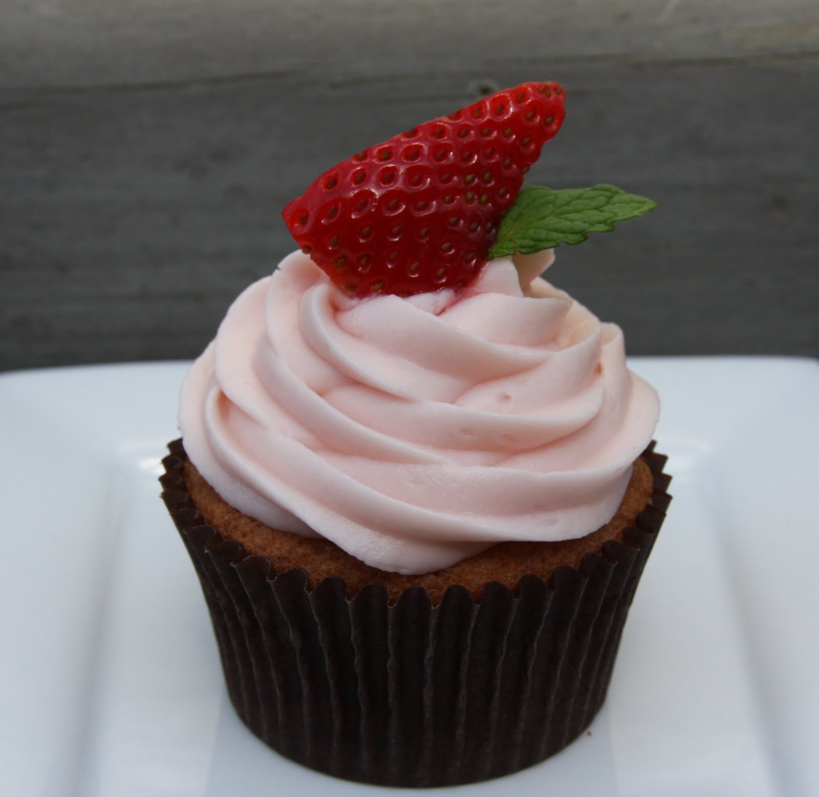Pretty Strawberry Topped Cupcakes On Wire Rack Me And My Pink Mixer Strawberry Cupcakes