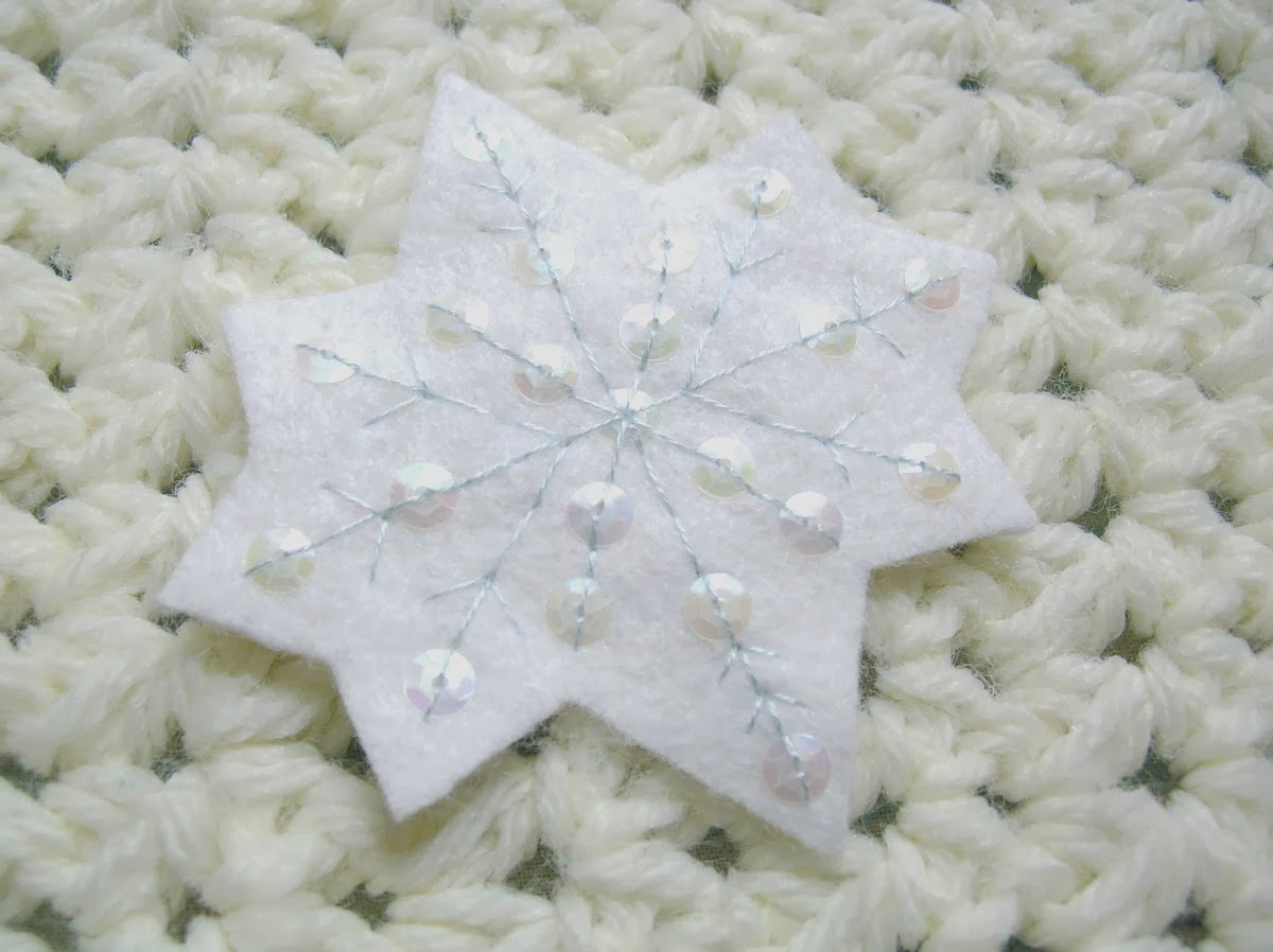 ORDINARY MOMMY DESIGN Felt & Sequin Snowflake Tutorial