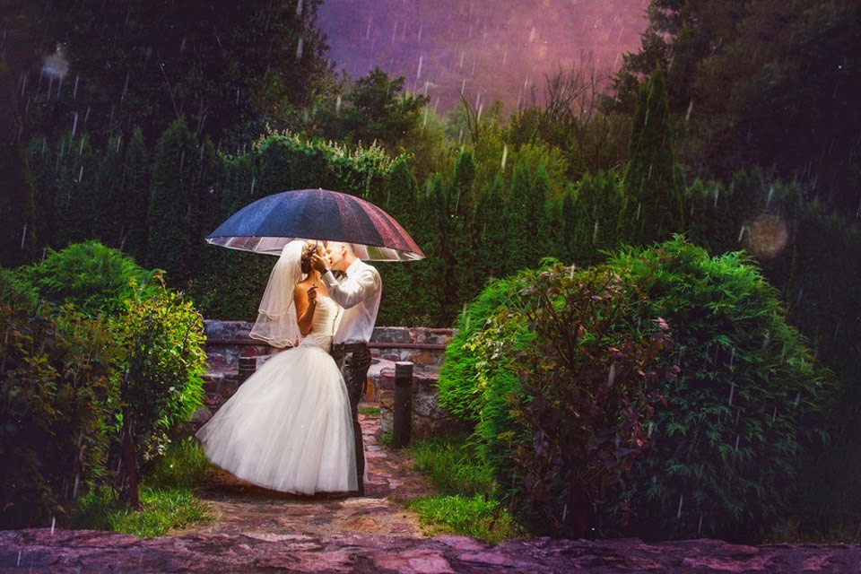 Hình ảnh Hôn nhau dưới mưa thật lãng mạn