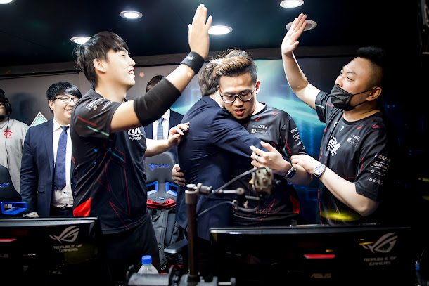 奮戰五局成功晉級的 ahq 賽後選手們興奮擊掌、擁抱慶祝。 奮戰五局成功晉級的 ahq 賽後選手們興奮擊掌、擁抱慶祝。