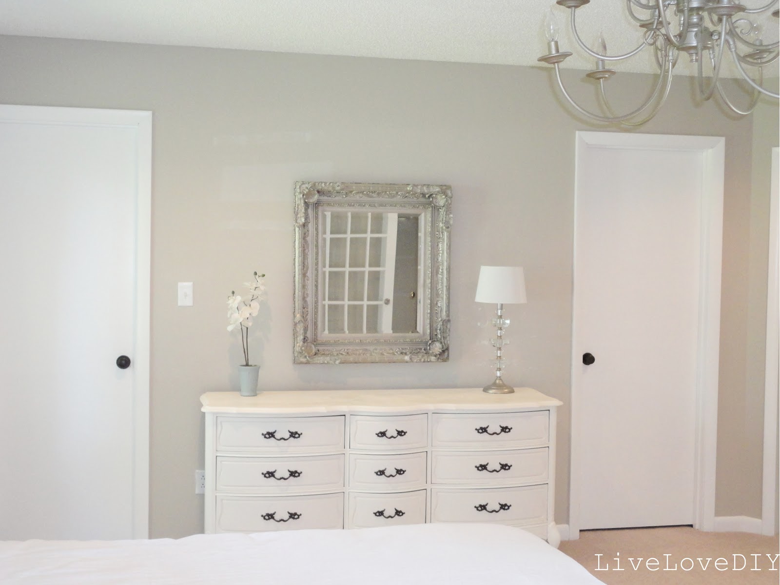 Livelovediy How To Update Old Brass Doorknobs With Spray Paint