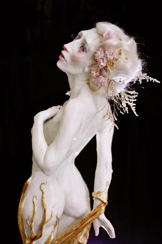 Jessica Laurel Louise Dalva esculturas e fantoches surreais bizarras mulheres semi nuas feminino peitos