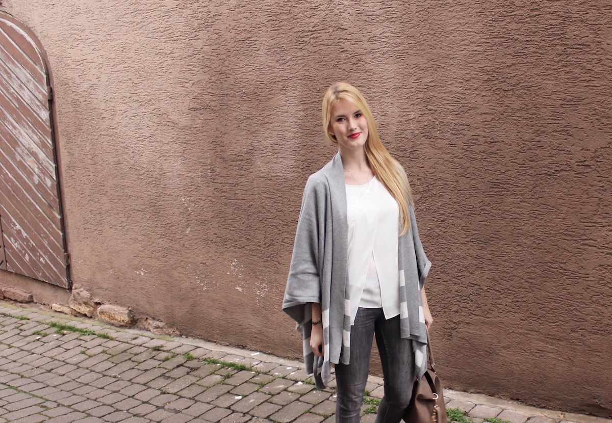 Fashion Look Outfit of the Day Cape grau weiß TheBlondeLion Pom Pom Tasche Fashion Look Outfit of the Day Cape grau weiß TheBlondeLion Pom Pom Tasche