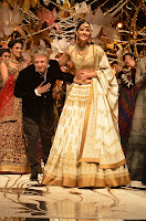 Sonam Kapoor's Sizzling walks the ramp for Rohit Bal at IBFW 2013