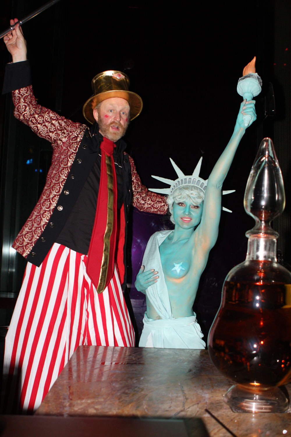 Human Statue Bodyart: Zeta Bar Hilton Hotel presents Statue Of Liberty