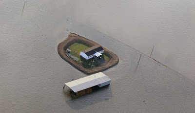 Mississippi Homeowners Build Their Own Dams to Escape the Floods Seen On www.coolpicturegallery.us