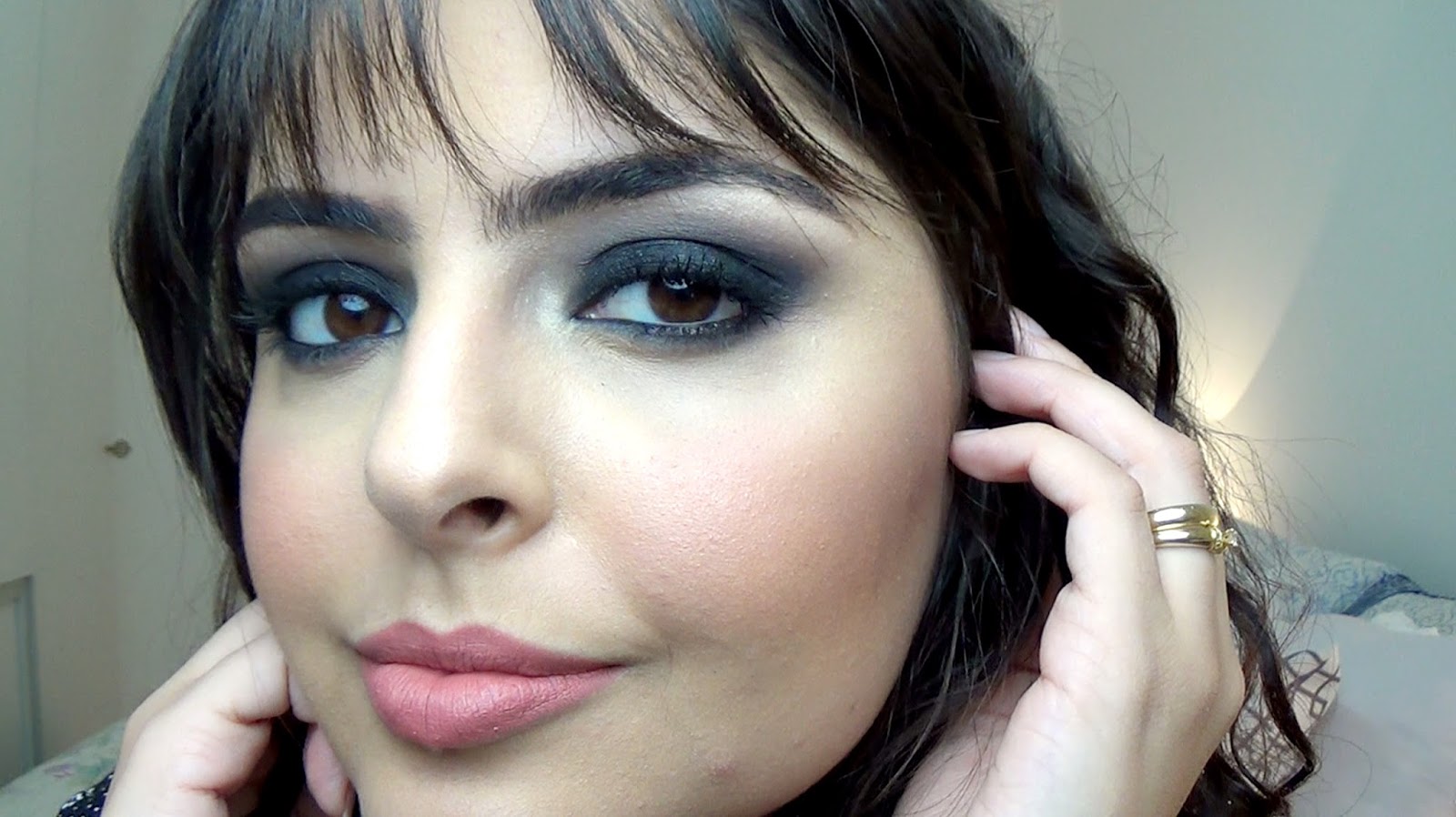 Beleza blogger teste escova de sombra para os olhos na frente da câmera,  gravação de vídeo tutorial de maquiagem, streaming ao vivo em casa.