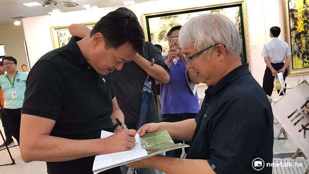 前台北縣長周錫瑋中和畫展今天辦開幕茶會,不少民眾索取親筆簽名。 前台北縣長周錫瑋中和畫展今天辦開幕茶會,不少民眾索取親筆簽名。