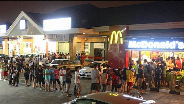 Customers-waiting-outside-McDonalds-in-Penang-Malaysia