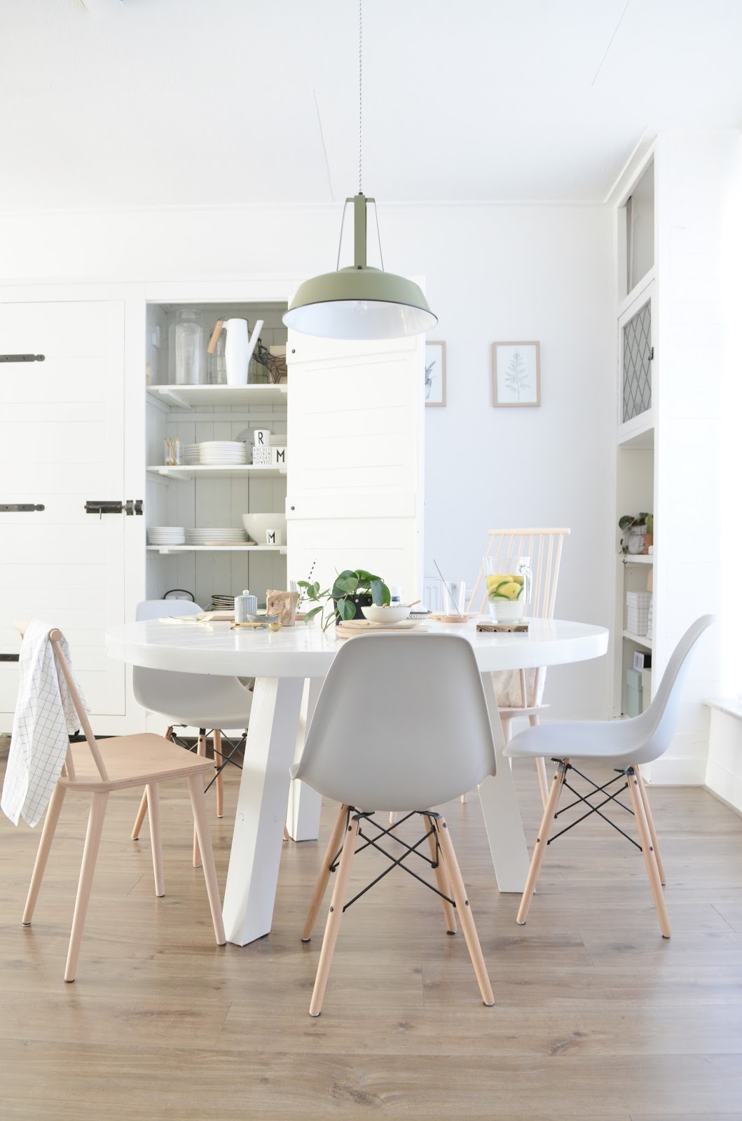 Een nieuwe (ronde!) eettafel Een nieuwe (ronde!) eettafel