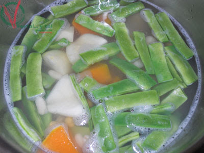 Añadir a la cocción las verduras y las peras.