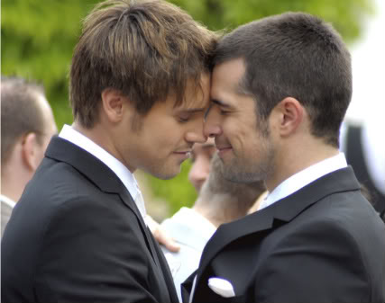 دراسة تؤكد : زواج المثليين يطيل حياة الرجال Gay+couple+GLOG+1.21.11
