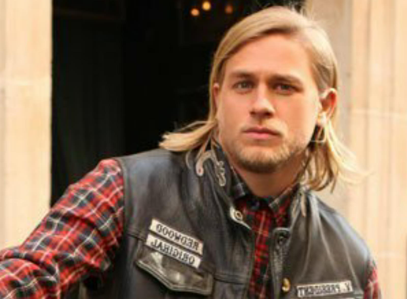 http://3.bp.blogspot.com/-TUg1lKhS2yo/UHGbluW8CUI/AAAAAAAAMJo/p_TUAkP7r6c/s1600/charlie-hunnam-1336155409.jpeg