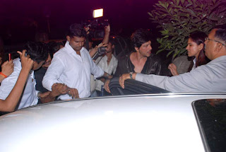 Shahrukh Khan Spotted Midnight at Outside a Studio