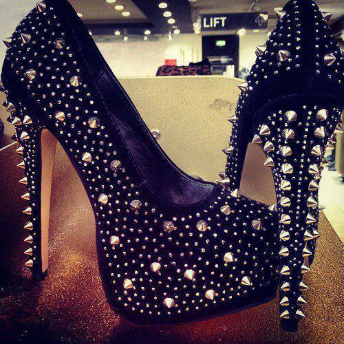 salto alto com spikes