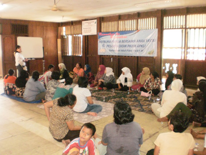 ibu ibu sedang belajar buta aksara