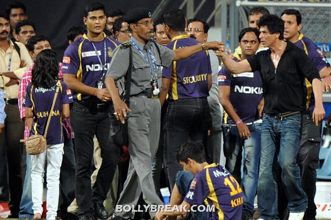 SRK with security  officials at Wankhede Stadium -  SRK problem at Wankhede Stadium