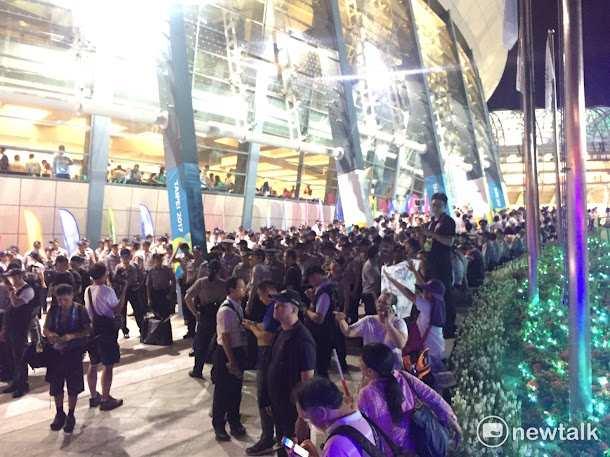 總統蔡英文與台北市長柯文哲對進場國家選手揮手致意。 總統蔡英文與台北市長柯文哲對進場國家選手揮手致意。