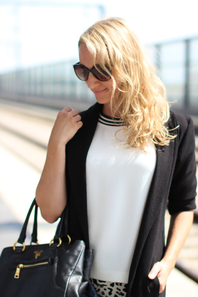 black white leo pants, Hose Leopardenmuster & top - Forever / black summer coat, Sommermantel - Zalando / - Leder Espadrilles - Deichmann / bag- Prada by Designer Outlet Parndorf / travel bag - Samsonite / sunglasses - Michael Kors / collected by Katja / Modeblog Österreich / Austrian fashion blog / street style / street style Österreich / street style blog / personal style blog / fashion trend summer 2015 / Modetrends Sommer 2015 / Fashionblogger Streetstyle / Reiseoutfit / travel look / chic and casual outfit / weekend trip outfit / ÖBB / railjet / Bahnhof / Casinos Austria