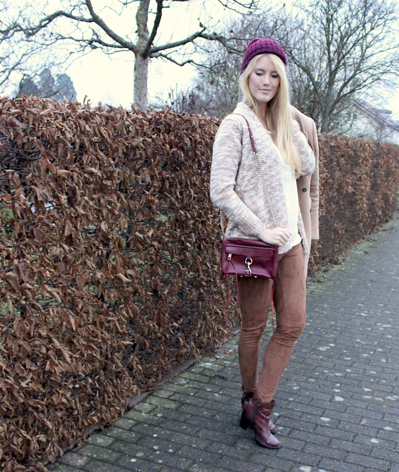 Outfit mit Sale Schnäppchen: braune Wildlederleggings und Strickcardigan Outfit mit Sale Schnäppchen: braune Wildlederleggings und Strickcardigan