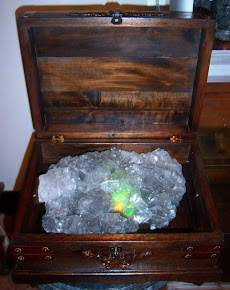 Cristal de Sal de roca  en baúl iluminado
