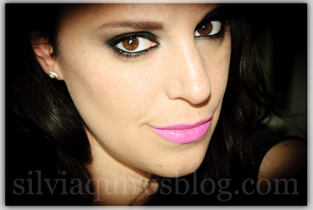 Maquillaje intenso ahumado negro y labios fucsia intense smokey eye and fuchsia lips Silvia Quiros SQ Beauty