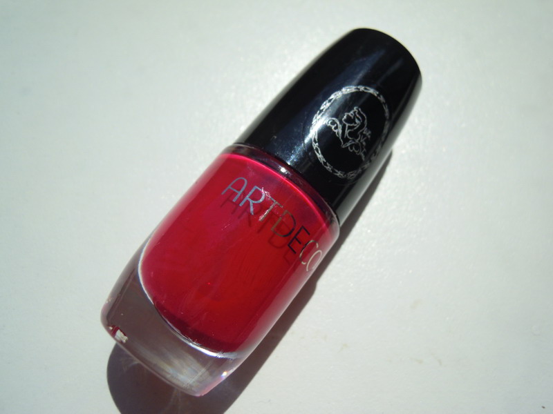 and the nail polish with the Nr. 19. A rich pink which looks quite red here