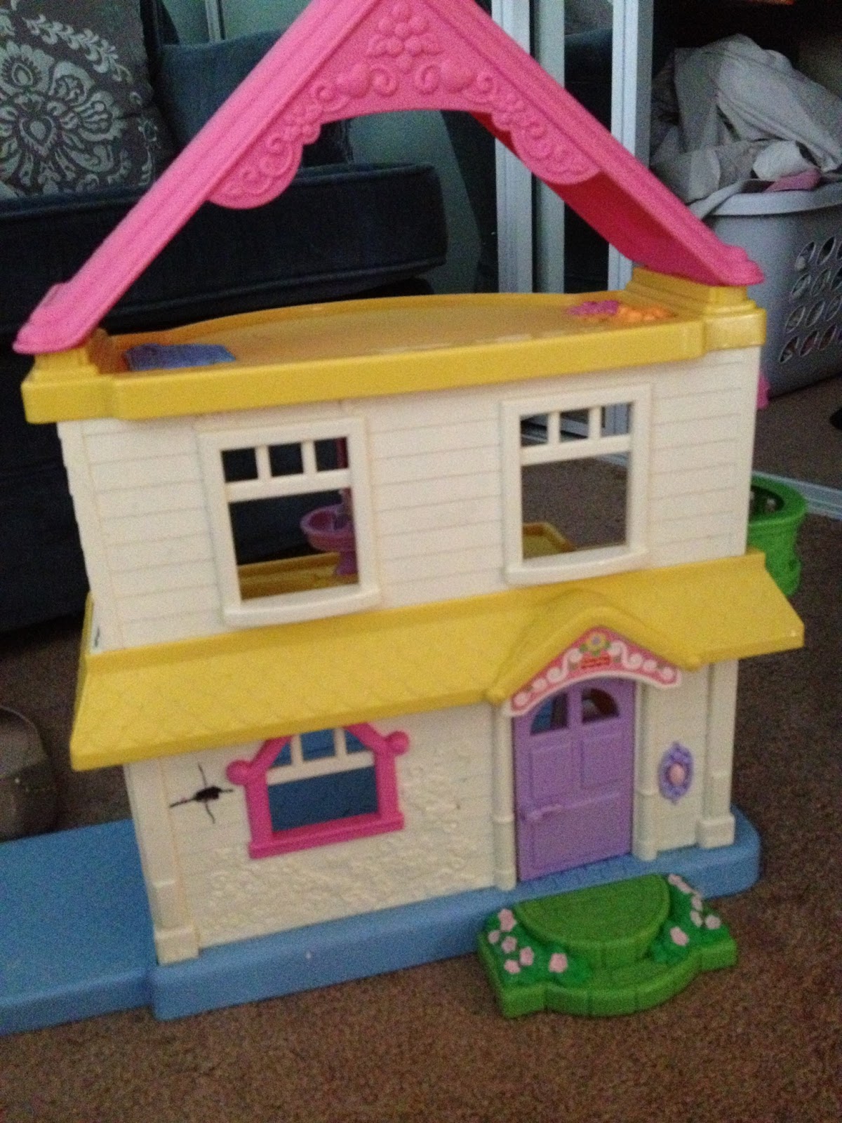 Turned to Design Painted Plastic Doll House