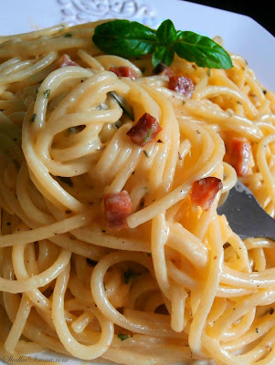 Spaghetti Carbonara z Szynką (Makaron z Szynką) - Przepis - Słodka Strona
