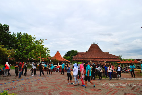 Suasana Plesir Maerokoco