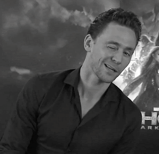 tom+Hiddleston+winking.gif